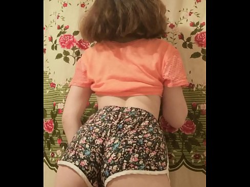 ❤️ Babe żagħżugħa sexy tqaxxir ix-xorts tagħha fuq il-kamera ❤️❌ Vidjow tas-sess lilna ️❤