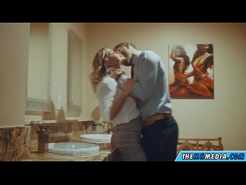 ❤️ Meta blonda busty seduces f'kamra tal-banju pubbliku ❤️❌ Vidjow tas-sess lilna ️❤